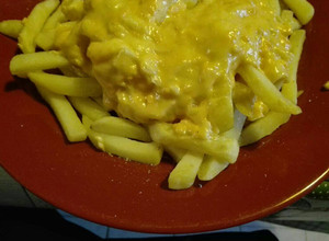 Una foto de Papas con Salsa Cheddar-Cebolla