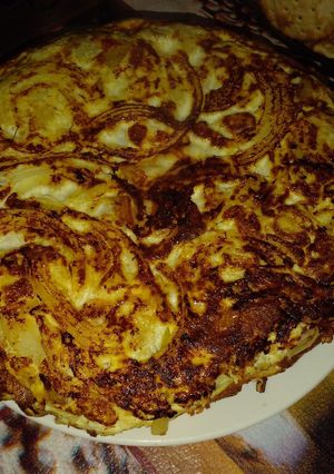Una foto de Tortillas de papas rellena de queso 🥧😋