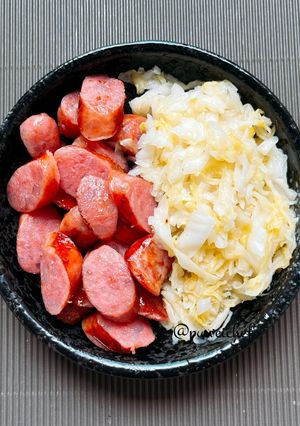 水煎香腸搭酸高麗菜 的食譜成品照片