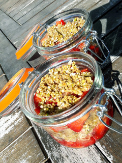 Una foto de Crumble de fresas con avena y pistachos