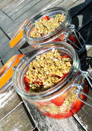 Foto principal de Crumble de fresas con avena y pistachos