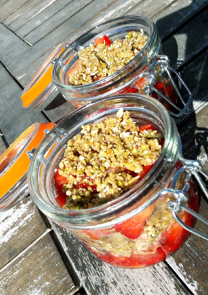 Una foto de Crumble de fresas con avena y pistachos