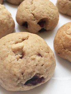 Una foto de Galetes de cirera i xocolata blanca 🍪🍒