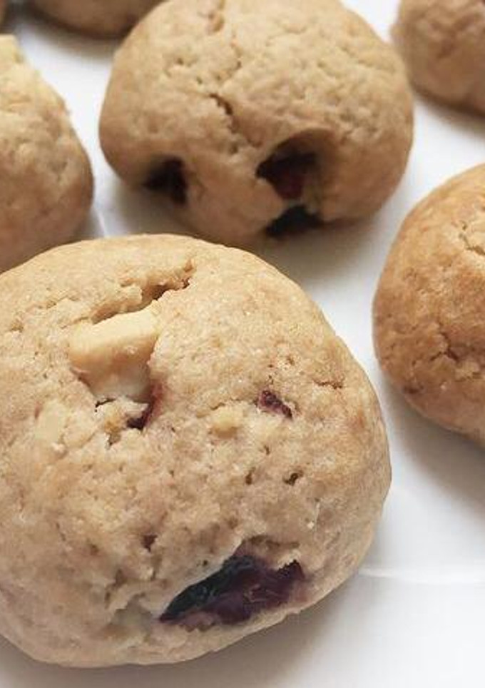 Una foto de Galetes de cirera i xocolata blanca 🍪🍒