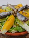 Ensalada de Cogollos de Tudela con Mango y Sardinas
