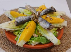 Una foto de Ensalada de Cogollos de Tudela con Mango y Sardinas