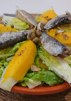 Foto principal de Ensalada de Cogollos de Tudela con Mango y Sardinas