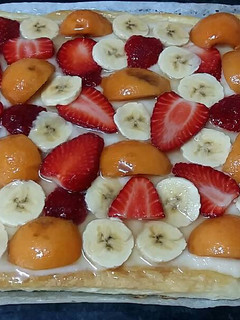 Una foto de Tarta de hojaldre con nísperos, fresas y plátano