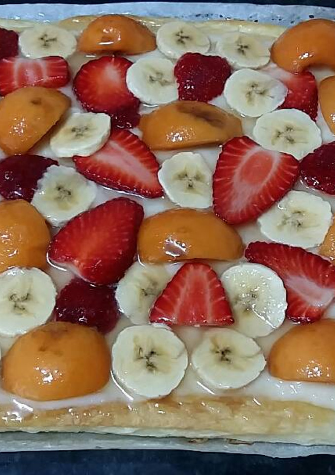 Una foto de Tarta de hojaldre con nísperos, fresas y plátano