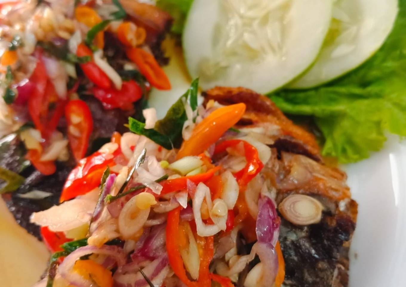 Ikan Bass Goreng dengan Sambal Matah
