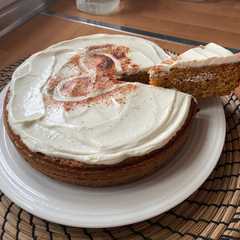 A picture of Carrot cake (torta de zanahoria) facilísima y con frosting saludable opcional.