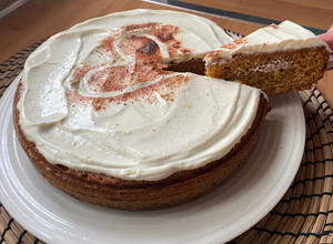 Una foto de Carrot cake (torta de zanahoria) facilísima y con frosting saludable opcional