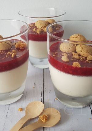 Panna cotta málnaöntettel recept fotója