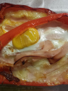 Una foto de Pimientos rellenos de jamón, queso y huevo