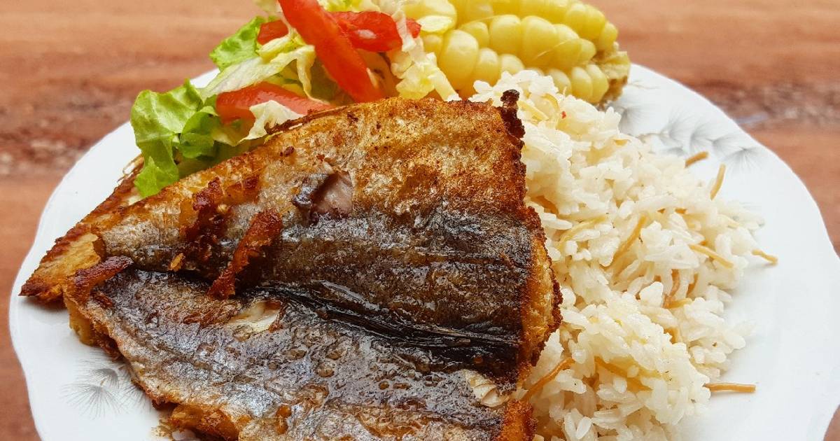Almuerzo de pescado merluza frito Receta de Shirley - Cookpad