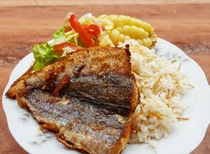 Una foto de Almuerzo de pescado merluza frito