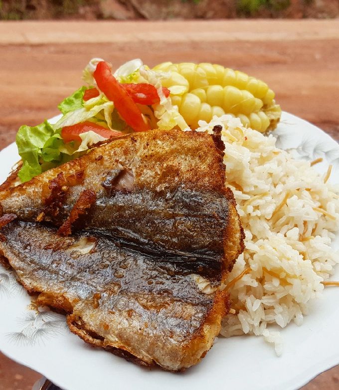 Una foto de Almuerzo de pescado merluza frito