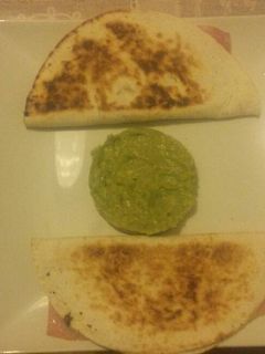 Una foto de Quesaditas de jamón y queso con guacamole