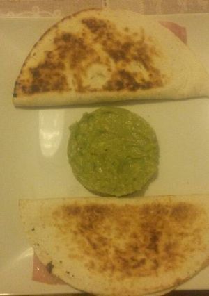 Foto principal de Quesaditas de jamón y queso con guacamole
