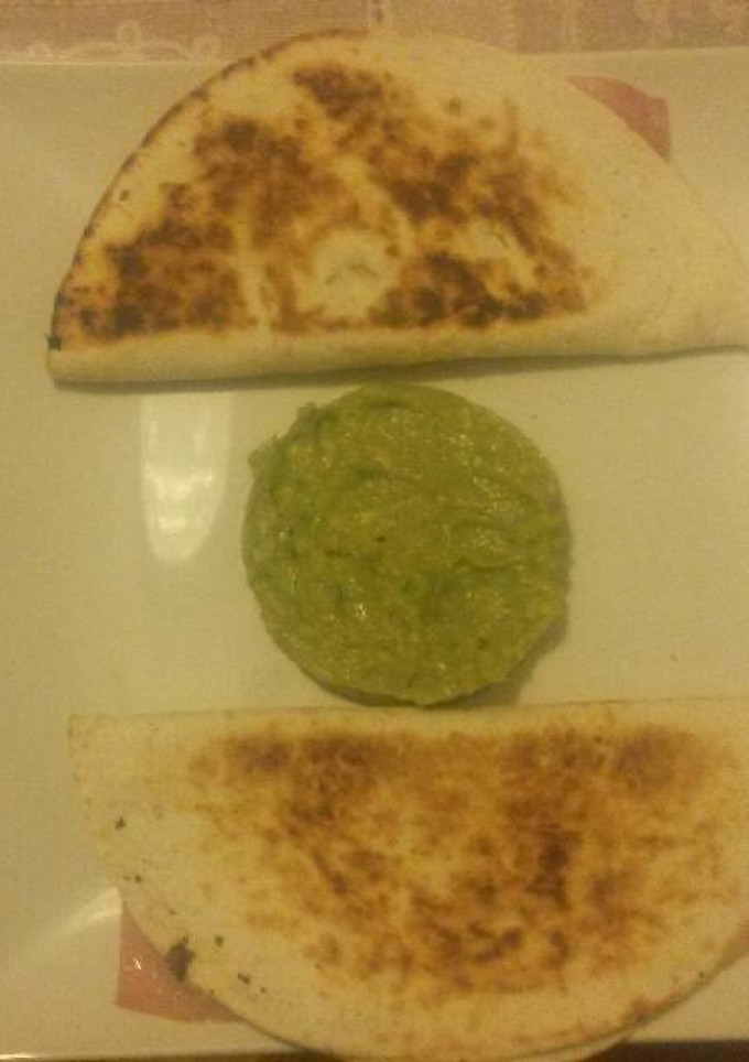 Una foto de Quesaditas de jamón y queso con guacamole 