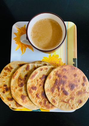 ક્રન્ચી બિસ્કિટ ભાખરી રેસીપી મુખ્ય ફોટો