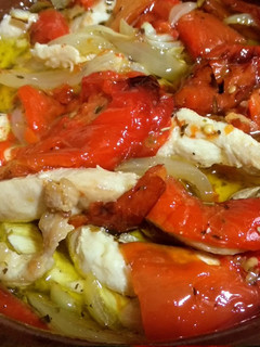 Una foto de Ensalada templada de pimientos asados y pollo