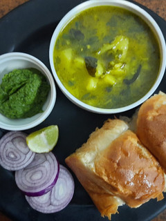 પાવ બટેકા (Paav Bateka Recipe In Gujarati) રેસીપી મુખ્ય ફોટો