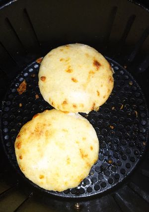 Una foto de Arepas de queso en el airfryer