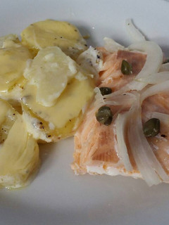 Una foto de Salmón al horno con papas gratinadas