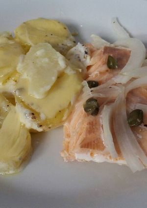 Una foto de Salmón al horno con papas gratinadas