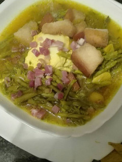 Una foto de Sopa de espárragos extremeños con jamón y huevos Caseros y picatostes