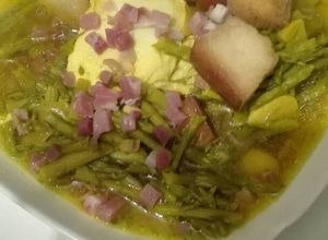 Foto principal de Sopa de espárragos extremeños con jamón y huevos Caseros y picatostes