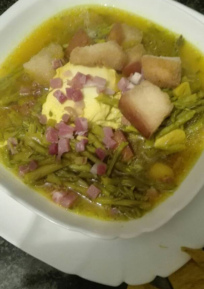 Una foto de Sopa de espárragos extremeños con jamón y huevos Caseros y picatostes