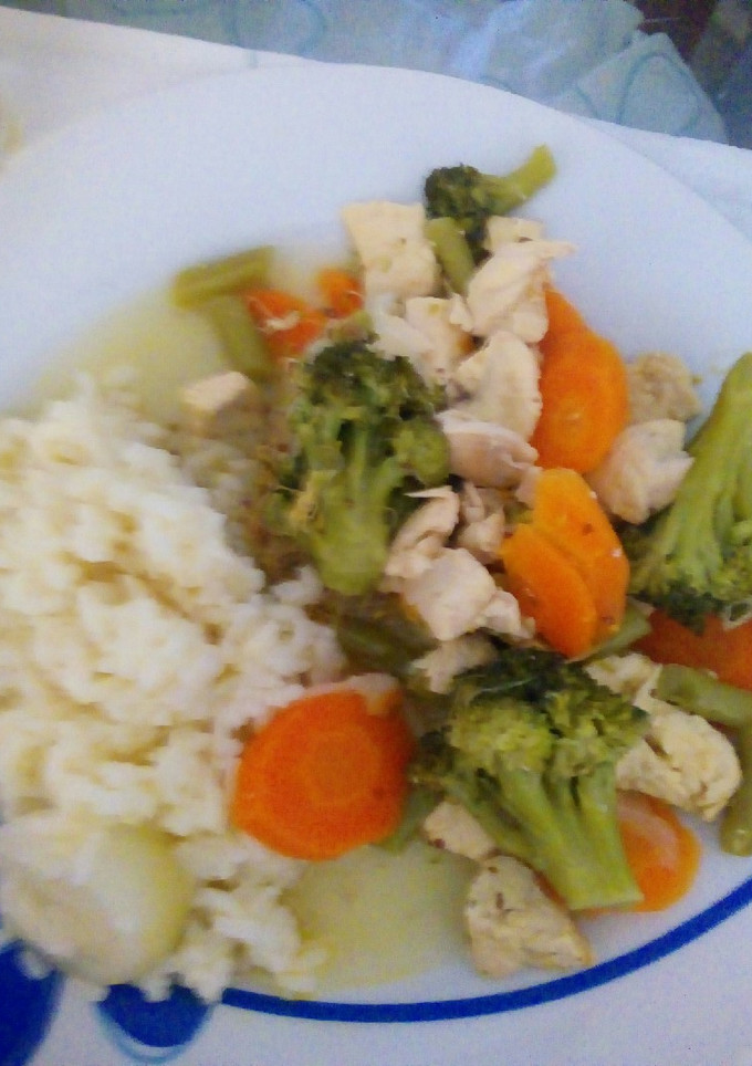 Una foto de Pollo con verduras