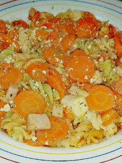 Una foto de Zanahorias con pasta y gambas al pilpil al toque de requesón