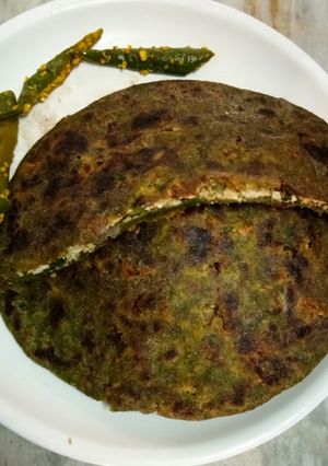 A picture of Spinach paneer paratha.