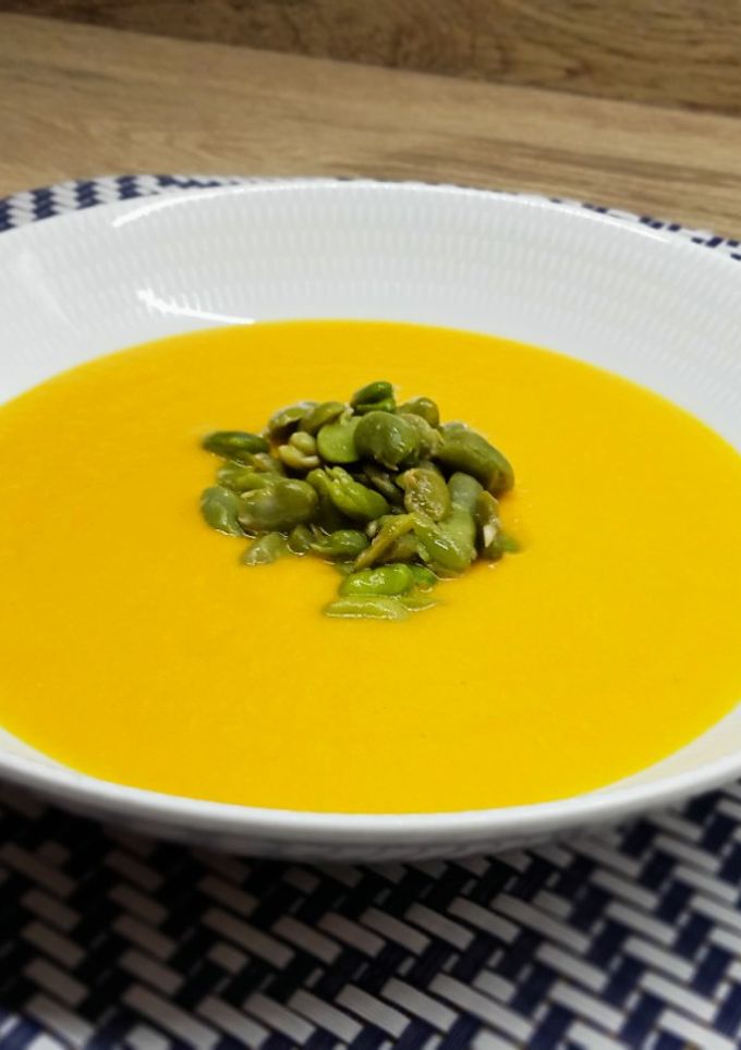 Una foto de Crema de zanahoria con habitas
