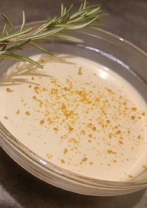 A picture of Panna cotta al rosmarino e caramello.