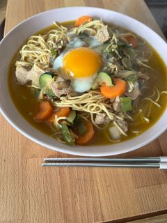 Una foto de Noodles con verduras y cerdo