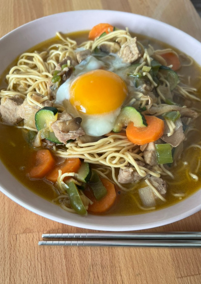 Una foto de Noodles con verduras y cerdo