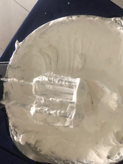 A picture of Whipped cream frosting.