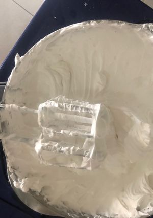 A picture of Whipped cream frosting.