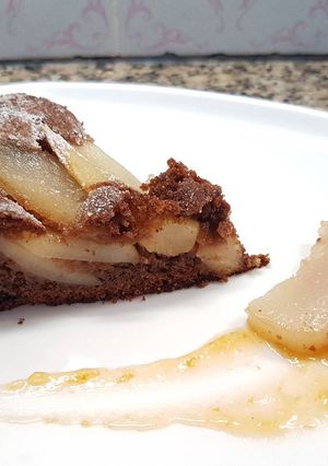 Una foto de Torta de chocolate y peras en almíbar al "te earl grey"