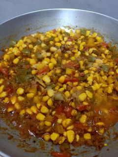 मक्याचे दाणे आणि रंगीत सिमला मिरच्यांची भाजी (Corn Capsicum Bhaji Recipe In Marathi) रेसिपी चे मुख्य फोटो