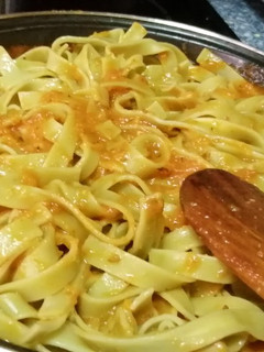 Una foto de Fetuccine a las espinacas con salsa Napolitana