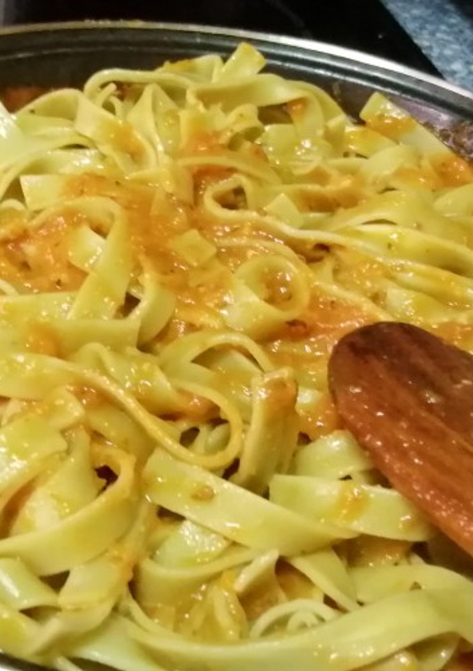 Una foto de Fetuccine a las espinacas con salsa Napolitana
