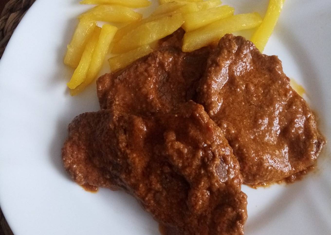 Estofado de ternera en salsa de nueces