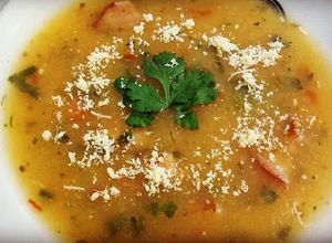 Foto de Caldinho de Mandioca com Bacon, Coentro e toquezinho de Parmesão