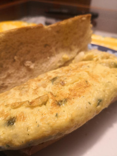 Una foto de Bocadillo de tortilla francesa de bacalao