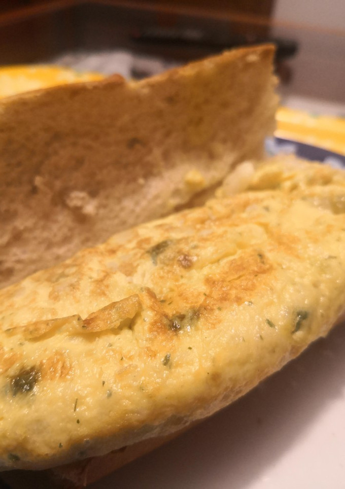 Una foto de Bocadillo de tortilla francesa de bacalao